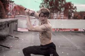 光着膀子持刀帅哥写真图片